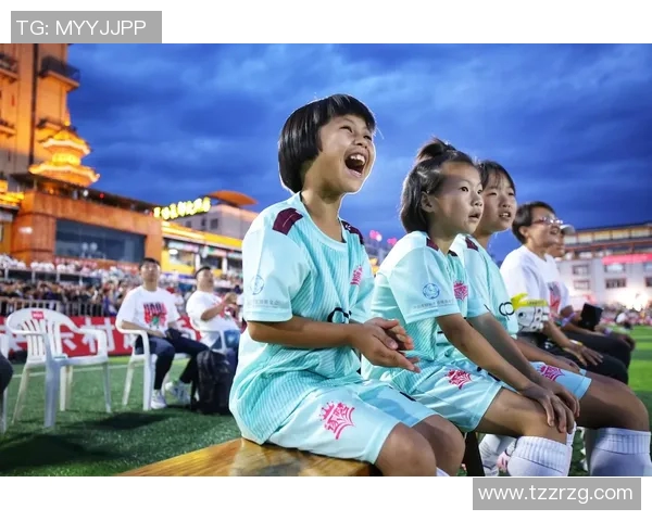与足球明星同款合影的女孩们展现青春活力与梦想追逐的精彩瞬间 与足球明星同款合影的女孩们展现青春活力与梦想追逐的精彩瞬间